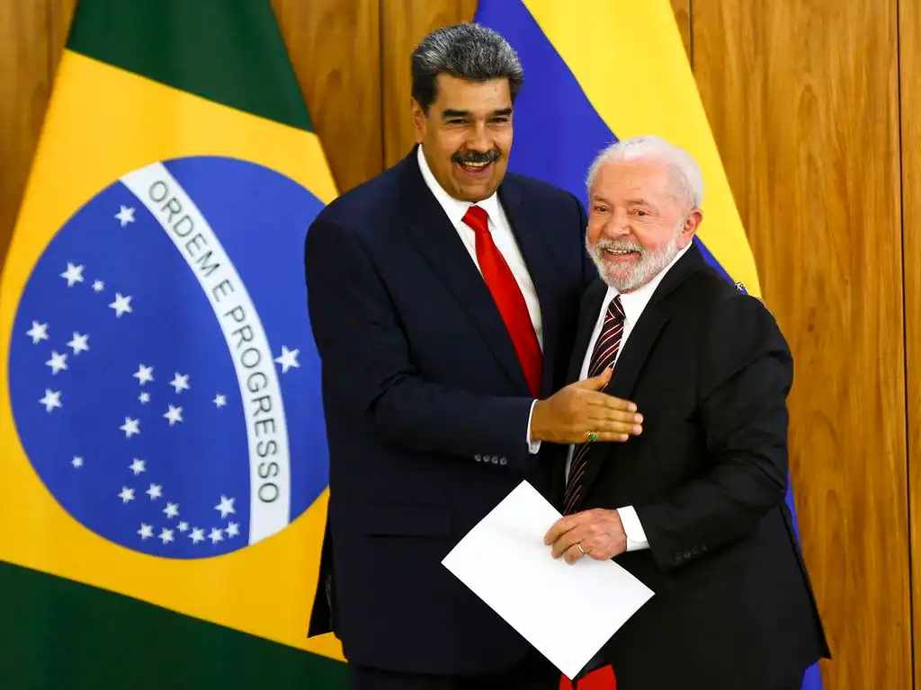 Foto de Lula com o presidente da venezuela