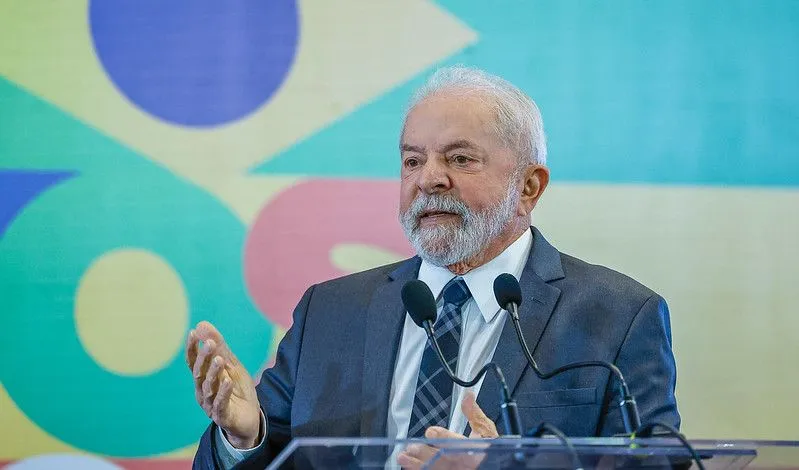 “Declarações de Lula Elevam Dólar e Aumentam Incertezas Fiscais no Brasil - Papel News